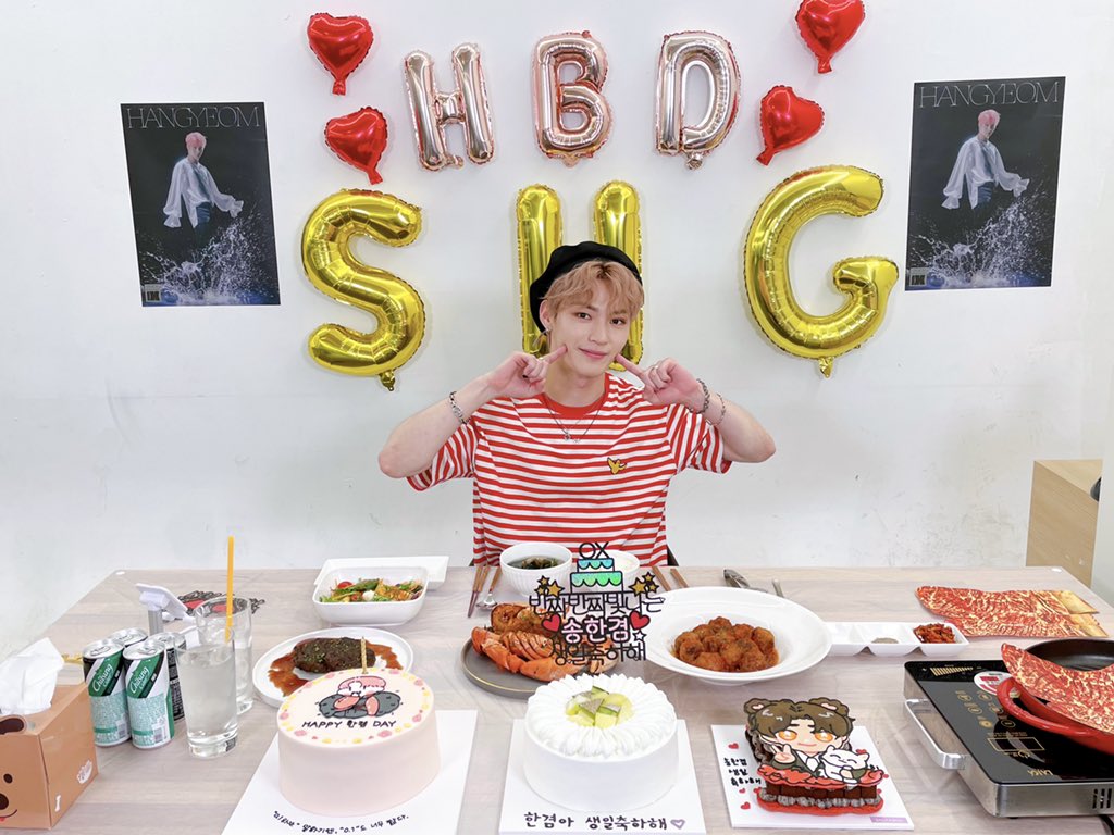 [📸] 여러분과 함께 생일을 보낼 수 있어서 더욱 행복한 오늘, 한겸이의 생일을 축하해주셔서 감사합니다💜

#HAPPY_HANGYEOM_DAY 
#OMEGA_X #오메가엑스
#HANGYEOM #한겸