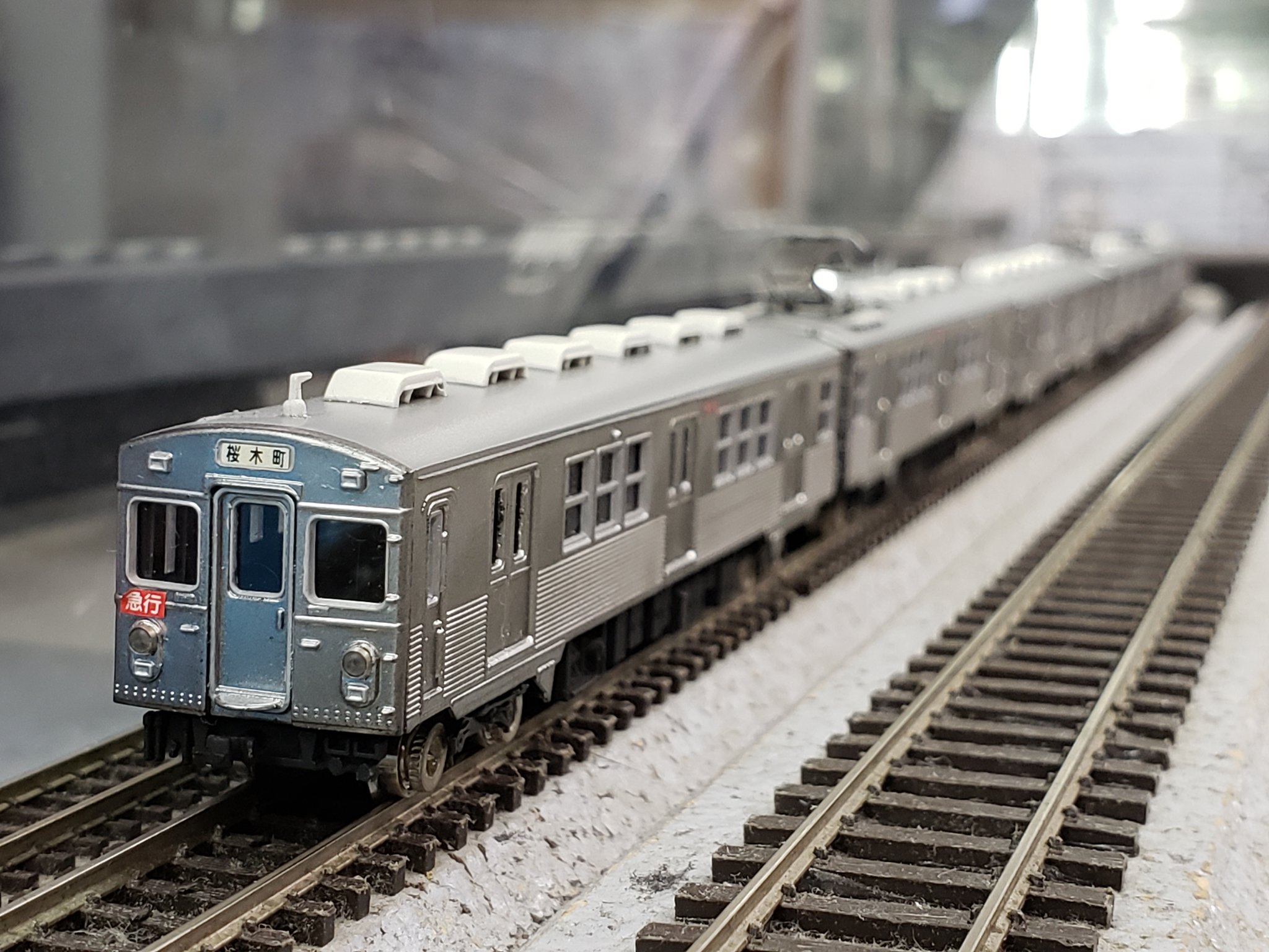 マッハ模型 公式 先ほどご紹介いたしました東急7000系 塗装もステンレスのメタリック質感を追及された キラキラなシルバーの色調を再現されています 東横線急行 赤いサボに桜木町いきの颯爽と走る姿を再現され とてもカッコよかったですよ