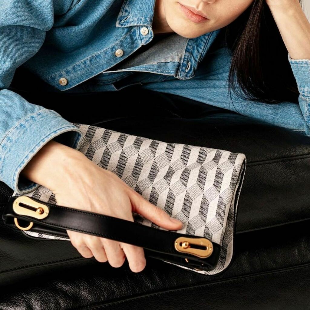 DeRodeLoperDH's tweet photo. #AUDEPART #WOMEN SPRING/SUMMER '21
Slim and functional, L’Élysées is the perfect everyday bag made in light reflective jacquard and smooth leather.
WAS: €1780
NOW: €890
For more Au Départ https://t.co/KTzNNKYfcK
#derodeloper #stylegram #instafas… https://t.co/C7vOtmKqtX https://t.co/yycwSBnNtk