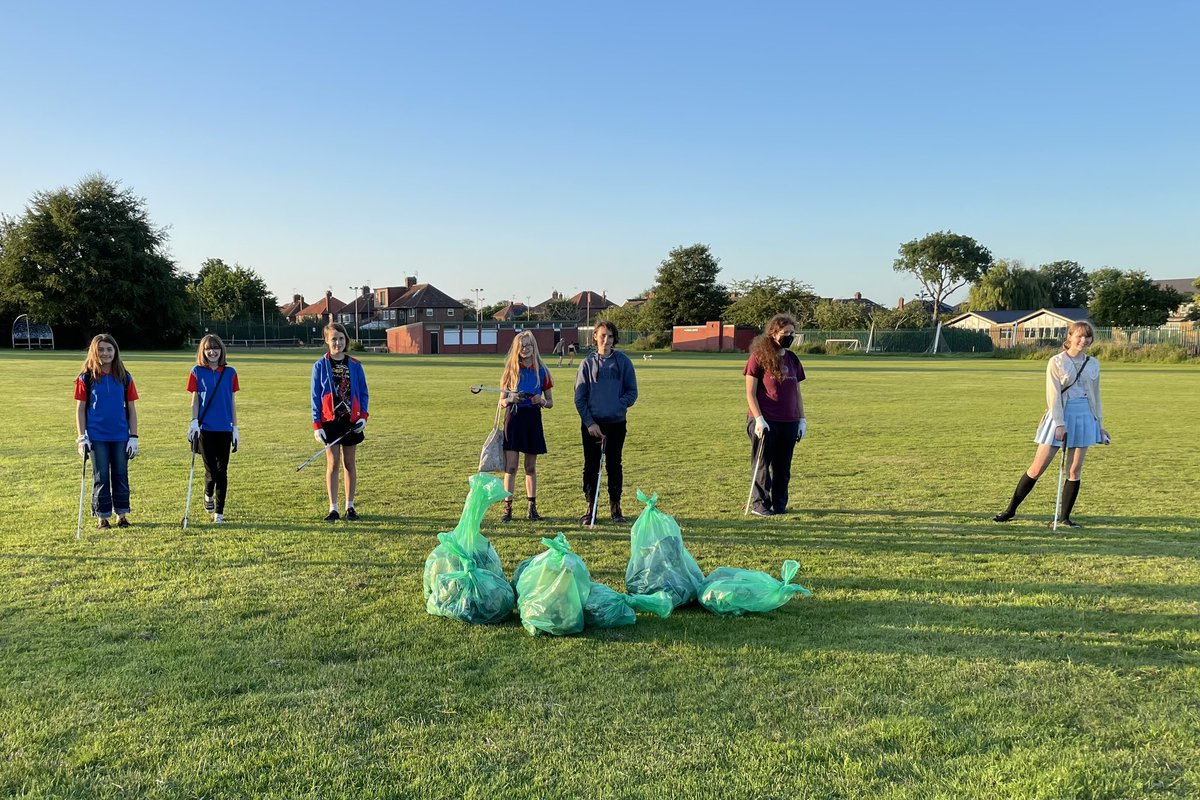 22ndYorkGuides's tweet photo. This week we did our bit for the community by doing a litter pick at the park in Fulford! Filled 7 bin bags with all the rubbish we found.. 😱 @Girlguidingnys @Girlguiding https://t.co/1d5eRLqnhz