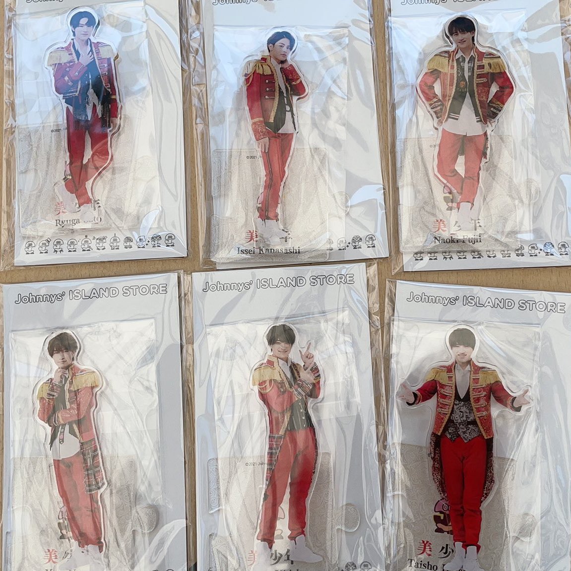 あおりんご 今日からアイランドストアのポップアップなのすっかり忘れてたし 美少年のアクスタの衣装 Snow Man が6人時代に着ていた赤ナポレオンで泣いちゃった アクスタにこのお下がりの衣装選んでくれてありがとう 6人分全部買うね