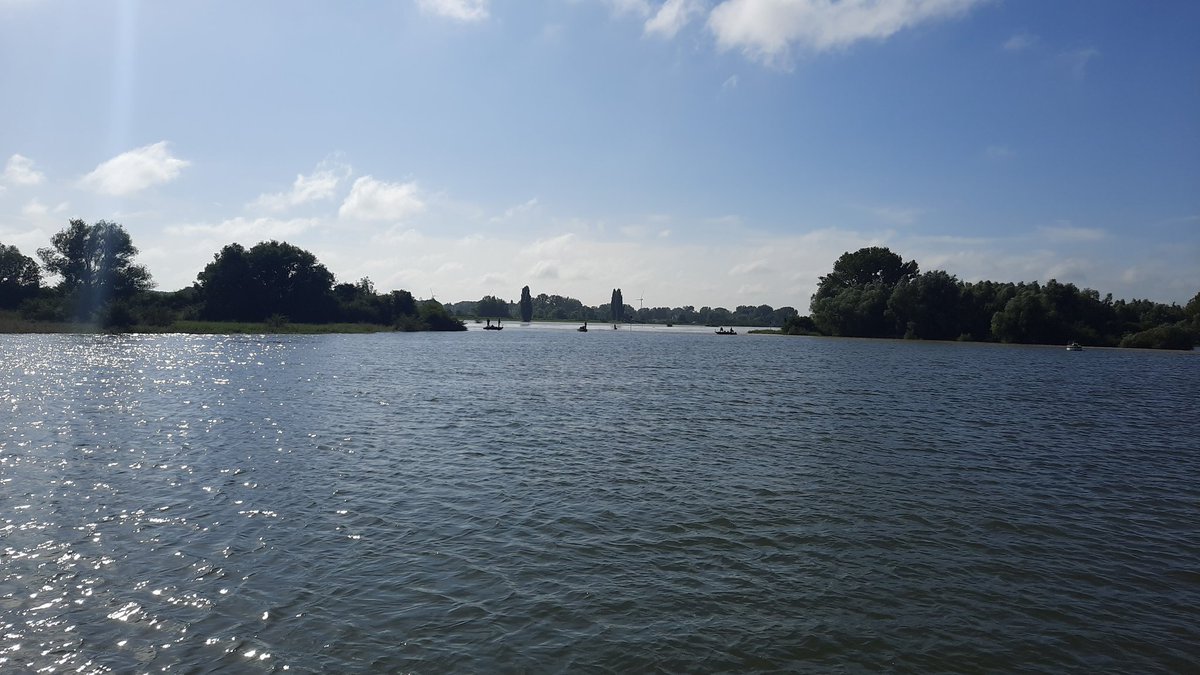 #Stremmingen #recreatie #Ijssel ...boomstammen van 2m mtr komen thv van Valeplas voorbij @Trolleyqueen 😬👍😎