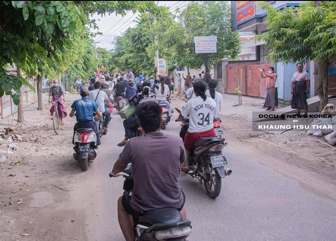 MyintMy97282488's tweet photo. Revolutionary spirits of Monywa people are powerful. The main strike was seen at a traffic light &amp; chanting revolutionary slogans to overthrow Genocidal Military &amp; Evil Dictators by raising 3 fingers salute sign. #July17Coup #WhatsHappeningInMyanmar https://t.co/yl1KXh1W2J