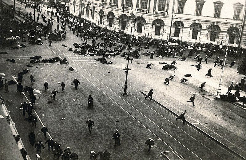 Жертвы капитализма 

17 Июля 1917 года – В Петрограде расстреляна мирная демонстрация рабочих и солдат.