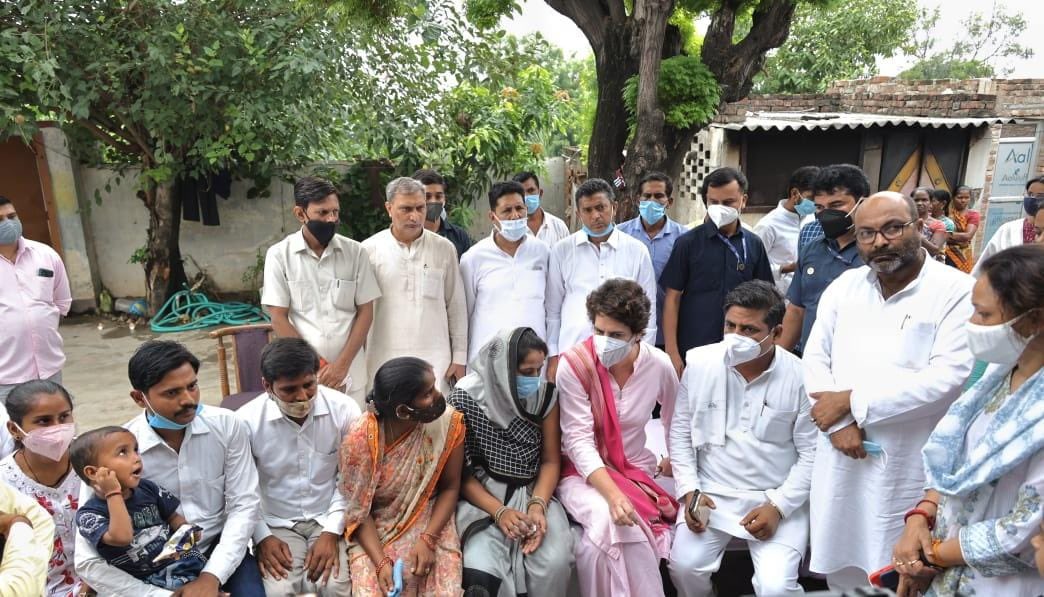 priyankagandhi's tweet photo. लोकतंत्र का चीरहरण करने वाले भाजपा के गुंडे कान खोलकर सुन लें, महिलाएँ प्रधान, ब्लॉक प्रमुख, विधायक, सांसद, मुख्यमंत्री, प्रधानमंत्री बनेंगी और उनपर अत्याचार करने वालों को शह देने वाली सरकार को शिकस्त देंगी।.. 1/2 https://t.co/Z6jEMeTKks