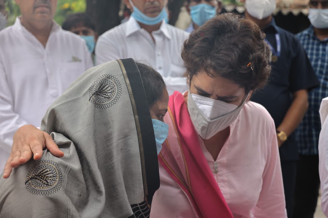 priyankagandhi's tweet photo. लोकतंत्र का चीरहरण करने वाले भाजपा के गुंडे कान खोलकर सुन लें, महिलाएँ प्रधान, ब्लॉक प्रमुख, विधायक, सांसद, मुख्यमंत्री, प्रधानमंत्री बनेंगी और उनपर अत्याचार करने वालों को शह देने वाली सरकार को शिकस्त देंगी।.. 1/2 https://t.co/Z6jEMeTKks