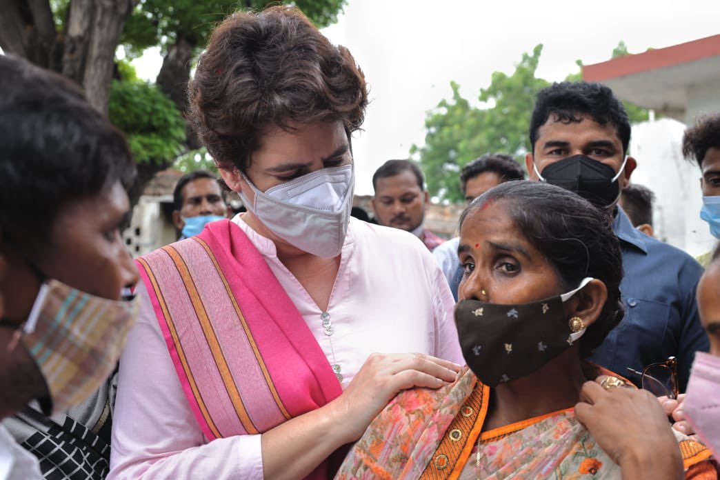 priyankagandhi's tweet photo. लोकतंत्र का चीरहरण करने वाले भाजपा के गुंडे कान खोलकर सुन लें, महिलाएँ प्रधान, ब्लॉक प्रमुख, विधायक, सांसद, मुख्यमंत्री, प्रधानमंत्री बनेंगी और उनपर अत्याचार करने वालों को शह देने वाली सरकार को शिकस्त देंगी।.. 1/2 https://t.co/Z6jEMeTKks