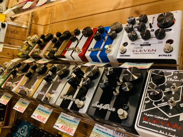 get_stomp's tweet photo. その他「6 Degrees FX」エフェクターもご覧の品揃え！

カスタムショップ製モデルも含めて、これだけ弾き比べられるのも当店ならでは！

是非試奏下さい！

https://t.co/PS7qc8WEmw

＃6DegreesFX　＃オーバードライブ　＃エフェクター https://t.co/5FIki5DwQF