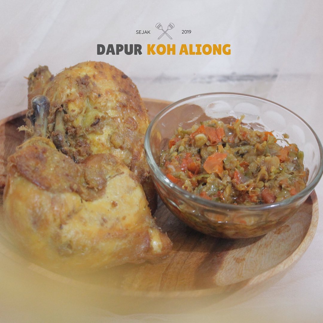 FAW__G's tweet photo. Guys, yang mau ikutan PO Ayam Tulang Lunak bisa langsung dm ke ig @dapur_kohaliong ya!

Bisa beli 1 ekor, atau 1/2 ekor bebass 😁
Bisa request potong 4, 6, atau 8 juga bisa
Pengiriman hari minggu ya, pakai paxel.. https://t.co/3bpyXWcwUn