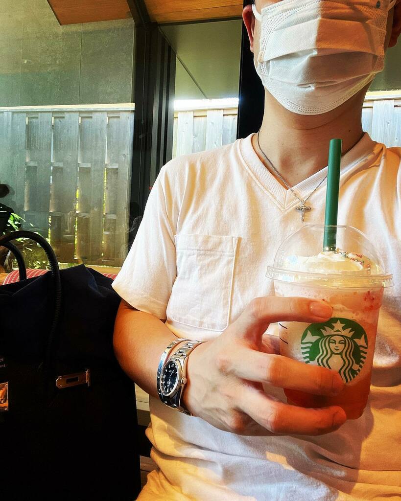 MaaaaaBiz's tweet photo. 今日は用があって川越。和風スタバ。
#starbucks #スターバックス #jimotoフラペチーノ #ストロベリーアンドシトラスフラペチーノ
#腕時計魂
#Rolex #rolexexplore1 #rolexexplore
#ロレックス
#エクスプローラー1
#エクワン
#explore1
#114270 https://t.co/dWI6gZZ89q