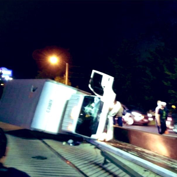 infoTRAFICOgt's tweet photo. Camión volcado frente a Sancris Mall en boulevard San Cristóbal de Mixco. https://t.co/rNZSohLDEv