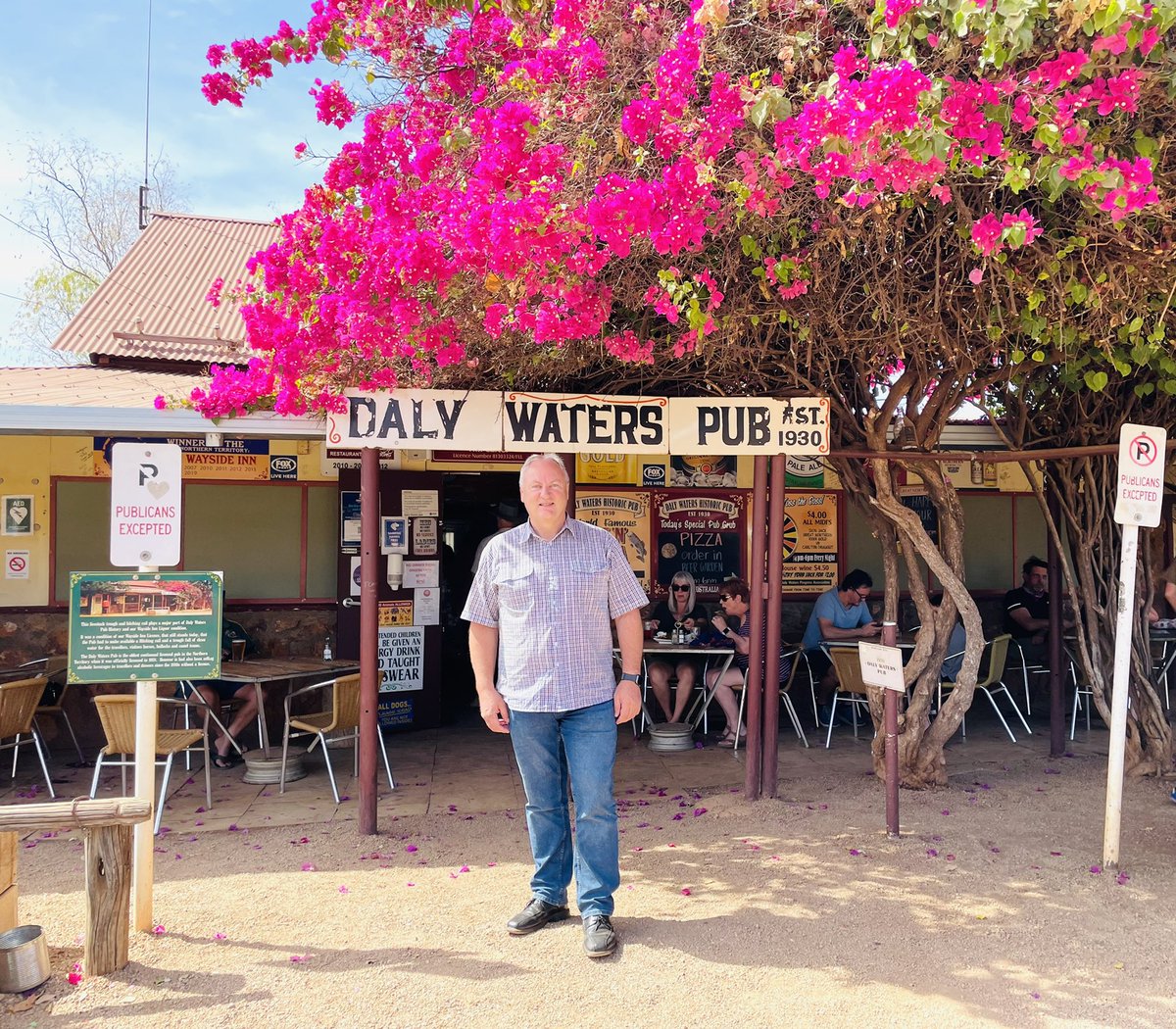 SteveEdgoMLA's tweet photo. Great catching up with #TimCarter at the Daly Waters Pub.
If you’re passing through the area, the #DalyWatersPub is a terrific place to stop for a meal, coffee or a cold drink.
Thanks to Tim and all of the wonderful staff for the work you are doing during these busy times. https://t.co/0juHfJHjCI