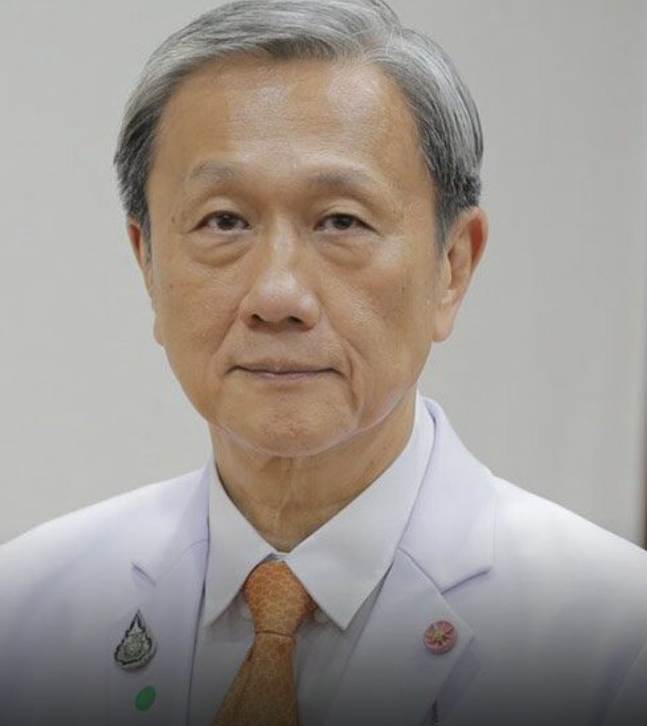 joe_black317's tweet photo. นพ.ประสิทธิ์ วัฒนาภา คณบดีคณะแพทยศาสตร์ศิริราชพยาบาล ยืนยันว่าเราสั่งวัคซีนช้ามาก ตอนนี้ควรรับสั่ง #ไพเซอร์ เจนเนเรชั่น2 ได้แล้ว 120 ล้านโดส อีกทั้งควรติดต่อซื้น #โนวาแวค ตอนนี้ด่วนเลย ไม่ต้องรอให้ผ่าน approval 
 ฟังคุณหมอพูดแล้ว ยืนยันว่าการตัดสินใจ ศบค. ผิดพลาดที่เลือกซิโนแวค https://t.co/ZOewst5Nd7