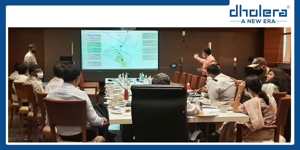 DholeraOfficial's tweet photo. Senior Dholera officials presented an overview of #DholeraSIR to Hon’ble Minister Shri @jagadishshettar, Smt. Gunjan Krishna, IAS, @CommIndustries, Dr. Shivashankar, IAS, CEO, @adminkiadb &amp; respected delegates of the Karnataka Government. #DICDL #TeamKarnatakaInGujarat

@hareets https://t.co/H5MJSWXWVH