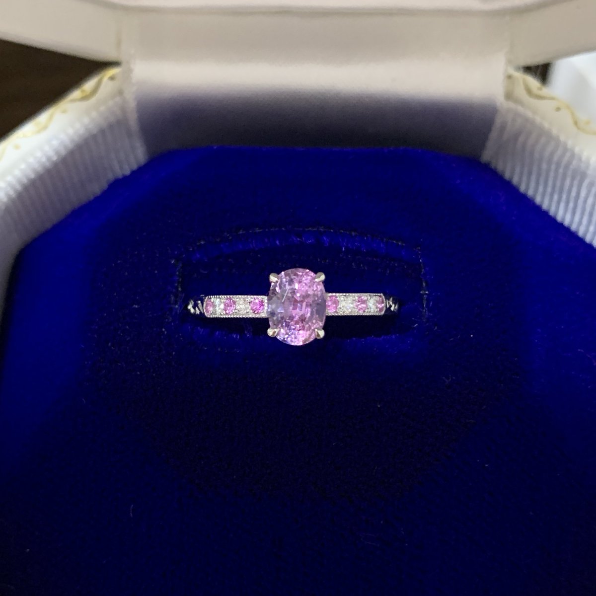 apple53moon's tweet photo. ついに人生初のフルオーダー💍が😭❣️
一年半前位につむりさん（@gem_tsumuri ）で出会ったピンクとパープルのバイカラーサファイア💎
ずっと特別なリングにしたいと思ってて😌
今回自分でデザイン考えて、細部まで皆様と沢山打ち合わせ&amp;👨🏻‍🦳職人さんに作製を依頼✨
本っっ当に素敵なリングになりました‼️ https://t.co/qaNtwCdzOD