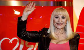 Maurizio_Genio's tweet photo. #RaffaellaCarra #raffaella #raffaellacarrá #O #RaffaellaCarrà #carrambachesorpresa #carramba #Raffa #CiaoRaffaella #CiaoRaffa #TecheTecheTe #RIP #Carrà #raffablob #carra #HolaRaffaella #RIP #Regina #FinoAllaFine #EternaRaffaella #Calientecaliente #TucaTuca https://t.co/Z7WollyQds https://t.co/C3UmuV14Ro