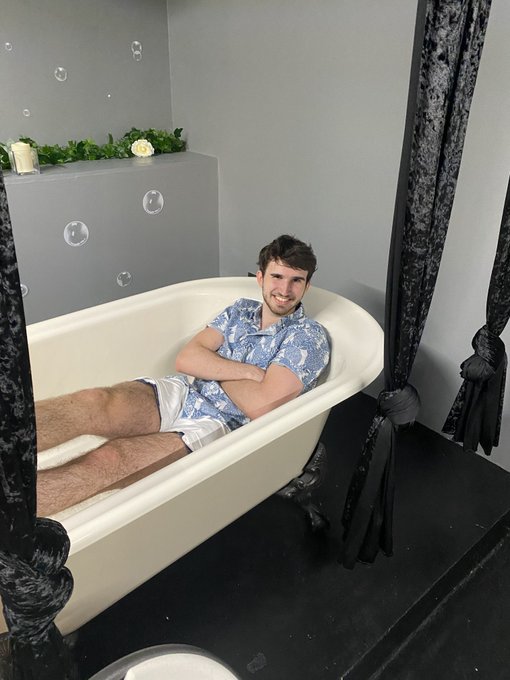 this random dude just cha cha slid into my bathtub? https://t.co/sFwije4c1G<a href="/tag/vctamericas"class="tags"><span>#vctamericas</span></a>