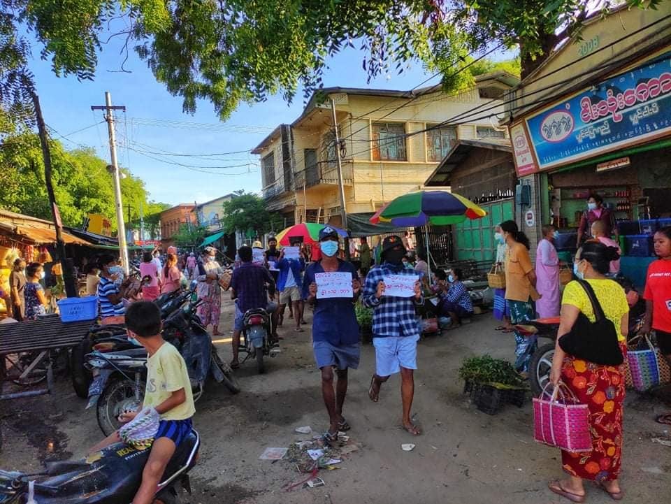 IrrawaddyNews's tweet photo. Young activists staged a flash mob protest against the military regime at a market in Nyaung-U Township, Mandalay Region on Saturday. 
(Photo: CJ) 
#WhatsHappeningInMyanmar https://t.co/m8RYSTRuQl