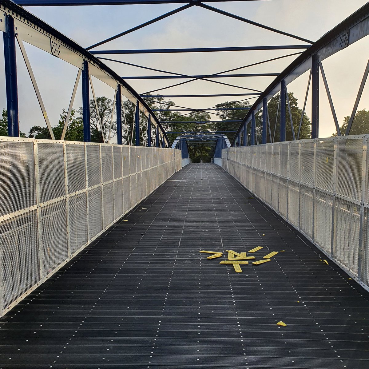 JochemVeenstra's tweet photo. Hoge Spoorbrug na opknapbeurt vannacht voor het eerst weer open. Prompt driekwart van de nieuwe waarschuwingsbordjes alweer gevandaliseerd. Hingen altijd aan de achterkant van de roosters ipv ervoor. Nu blijkt waarom... @ROVAzwolle @Gemeente_Zwolle @ProRail @NS_Stations https://t.co/fKyQv8tV6n