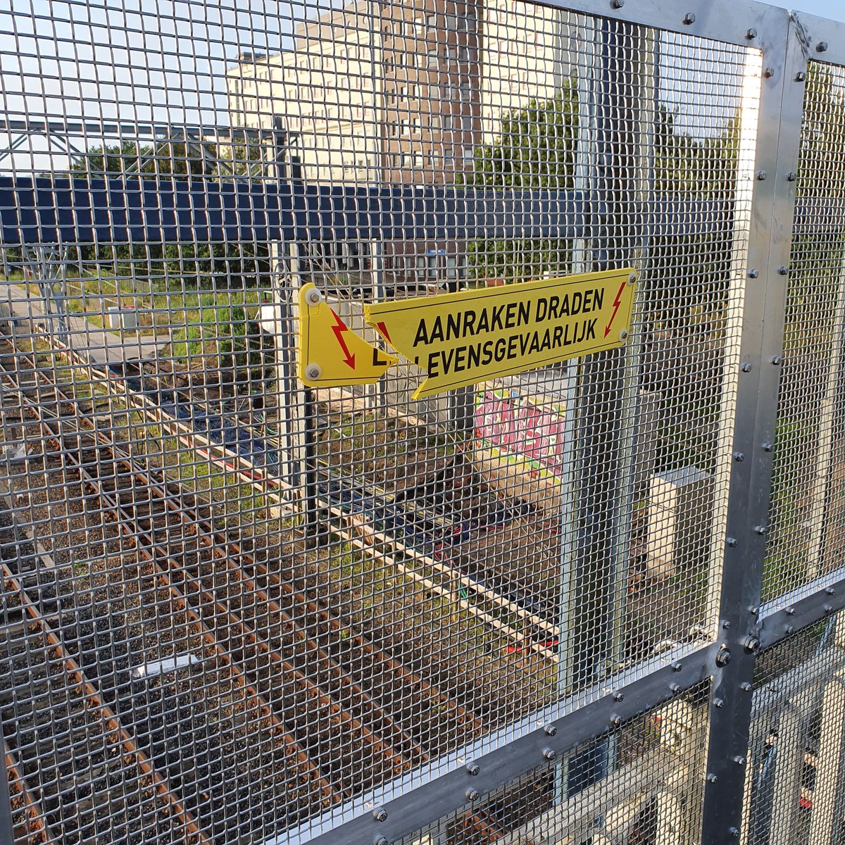 JochemVeenstra's tweet photo. Hoge Spoorbrug na opknapbeurt vannacht voor het eerst weer open. Prompt driekwart van de nieuwe waarschuwingsbordjes alweer gevandaliseerd. Hingen altijd aan de achterkant van de roosters ipv ervoor. Nu blijkt waarom... @ROVAzwolle @Gemeente_Zwolle @ProRail @NS_Stations https://t.co/fKyQv8tV6n