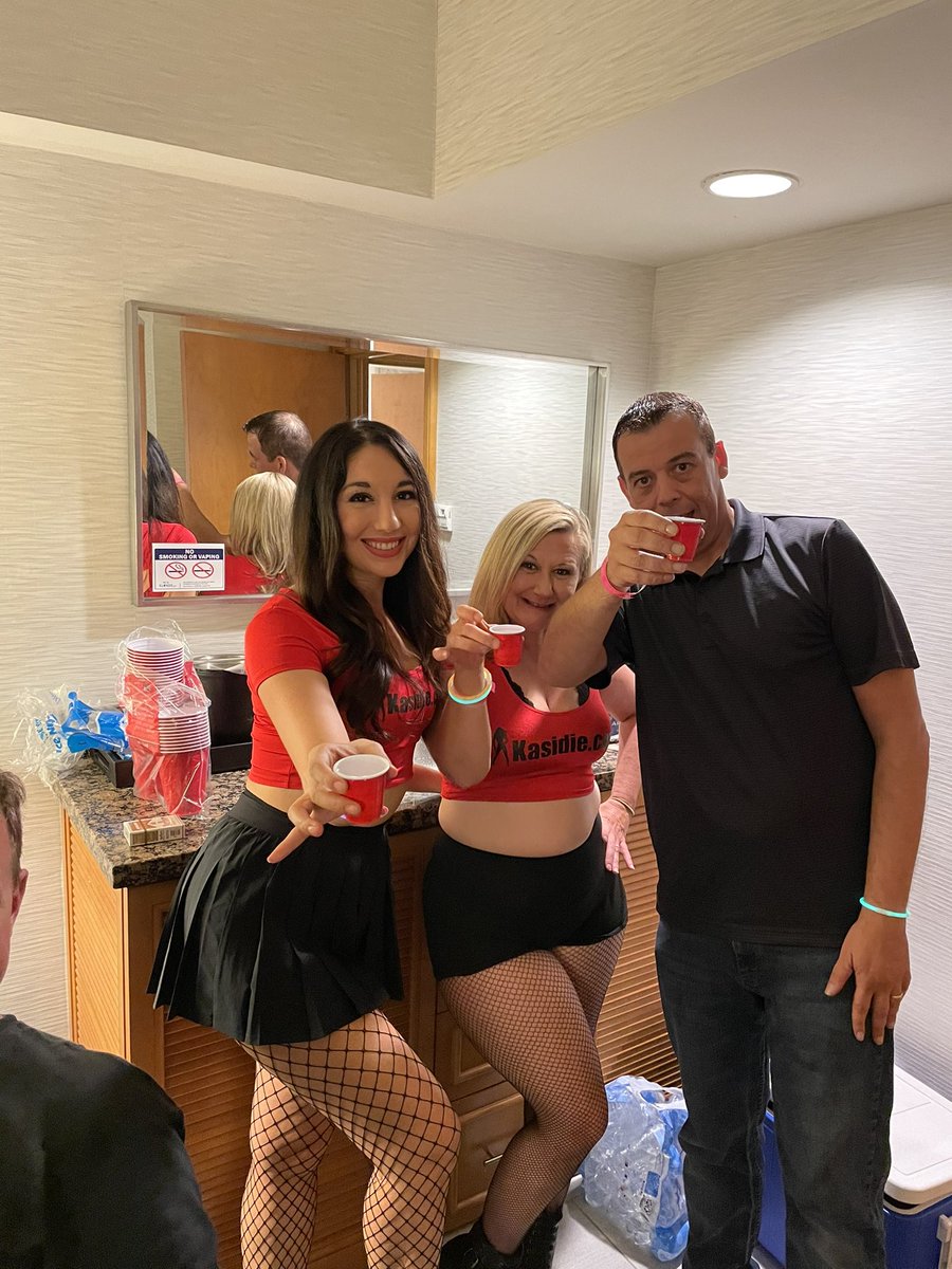 Parties_Virtual's tweet photo. We owed 3 shots from the show at EXXXOTICA. Here’s 1!!! https://t.co/jovn0io5bP