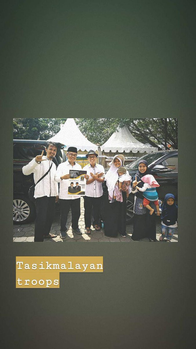 NajlaMuzaff's tweet photo. @urfaqurrotaainy Allahumaghfirlahu warhamhu waafihi wafuanhu wa akrim nuzulahu 🙏🏼 Kenangan bersama ust Tate, smg syahid ya Rabbana. https://t.co/iolhmK1w0G