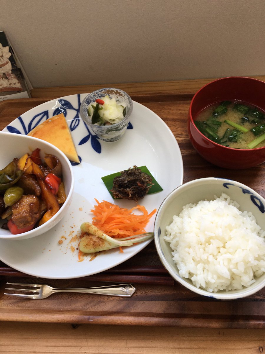 tomoonq's tweet photo. 琉衣、琉球衣装を現代にアレンジして、な展示会です。沖縄の気候あった衣装って、ゆったりして風が通り、日光に負けない鮮やかな色だと思います。7/18(月)までゆかるひホールにて。隣のゆかるひカフェランチ美味しいのです
#ドゥジン #胴衣 #琉球衣装 #沖縄工芸 #okinawa #ryukyu #ryui #琉衣 https://t.co/6OrfE5kyx6