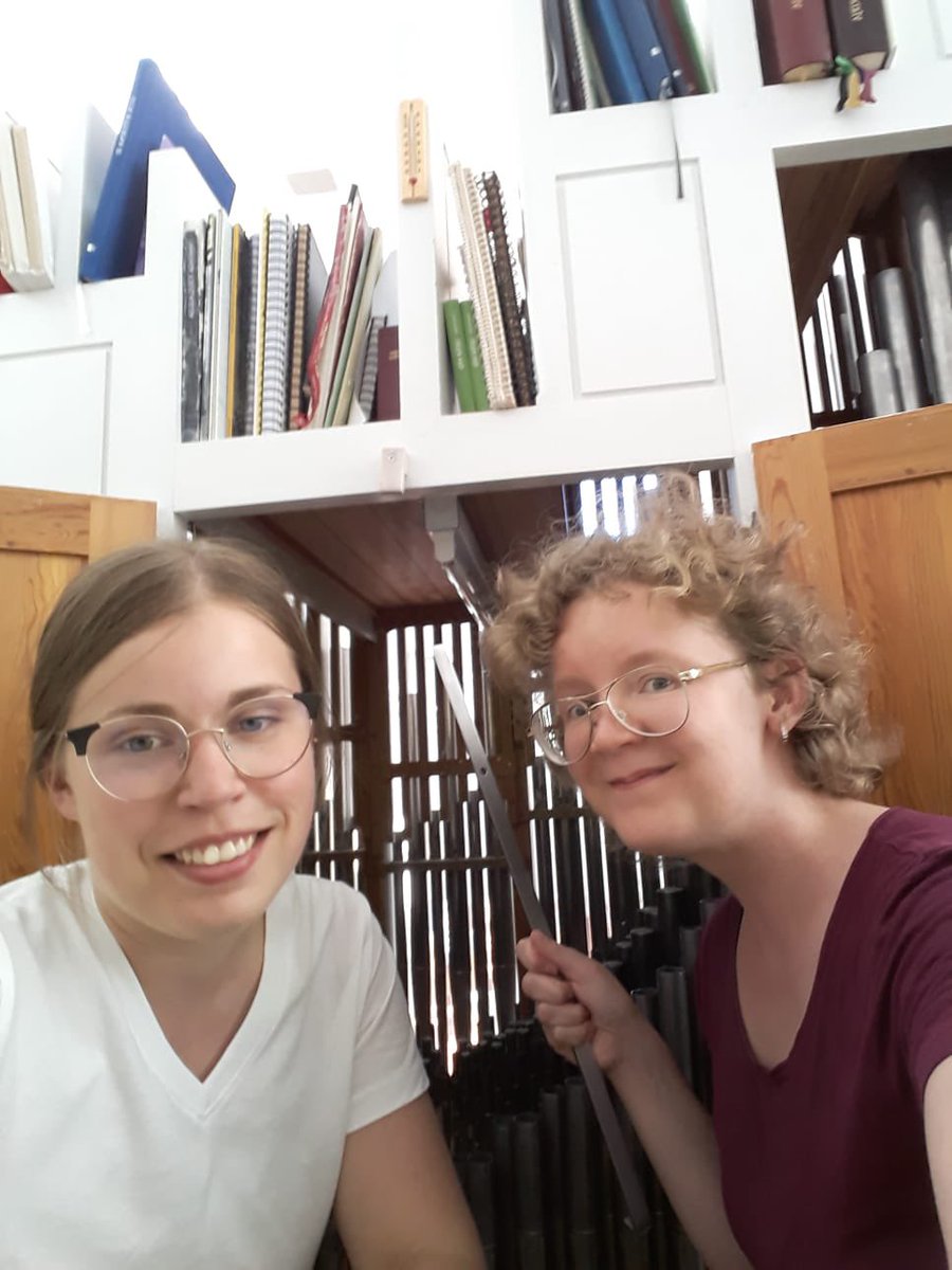 Iloiset urkuri virittämässä soitintaan! Tänään Amsterdamin urkupankki -konsertissa Pyhän Johanneksen kirkossa klo 18 soittavat Anna Antikainen, Hanne Mehtälä ja Pekka Piironen. 🎶🎹 #barokkikuopio2021 #urut #kuopio