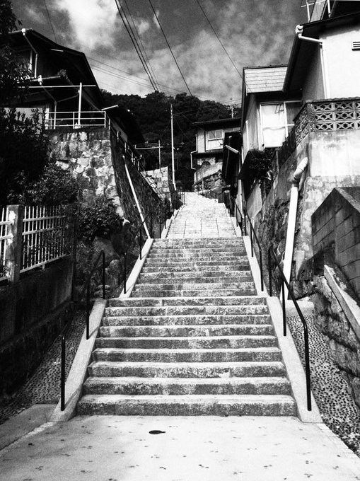 #見た人もなにか無言で白黒の何かをあげる 