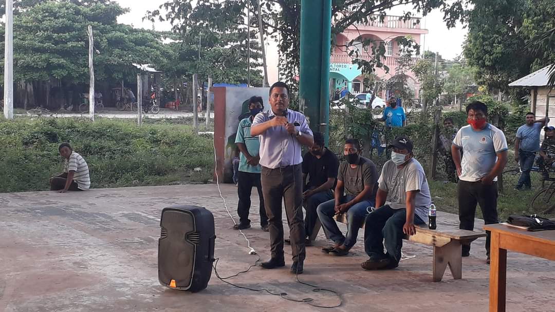 AntorchaQROO's tweet photo. 📲#Bacalar |🔥 Antorcha fomenta la pacificación del pueblo de #MayaBalam. Logra poner en libertad a Cesar Jacinto y Pedro Ramos, encerrados injustamente por defender a su pueblo ¡Un pueblo unido jamás será vencido!
#AntorchaEnPieDeLucha https://t.co/zvSKN0MEX1