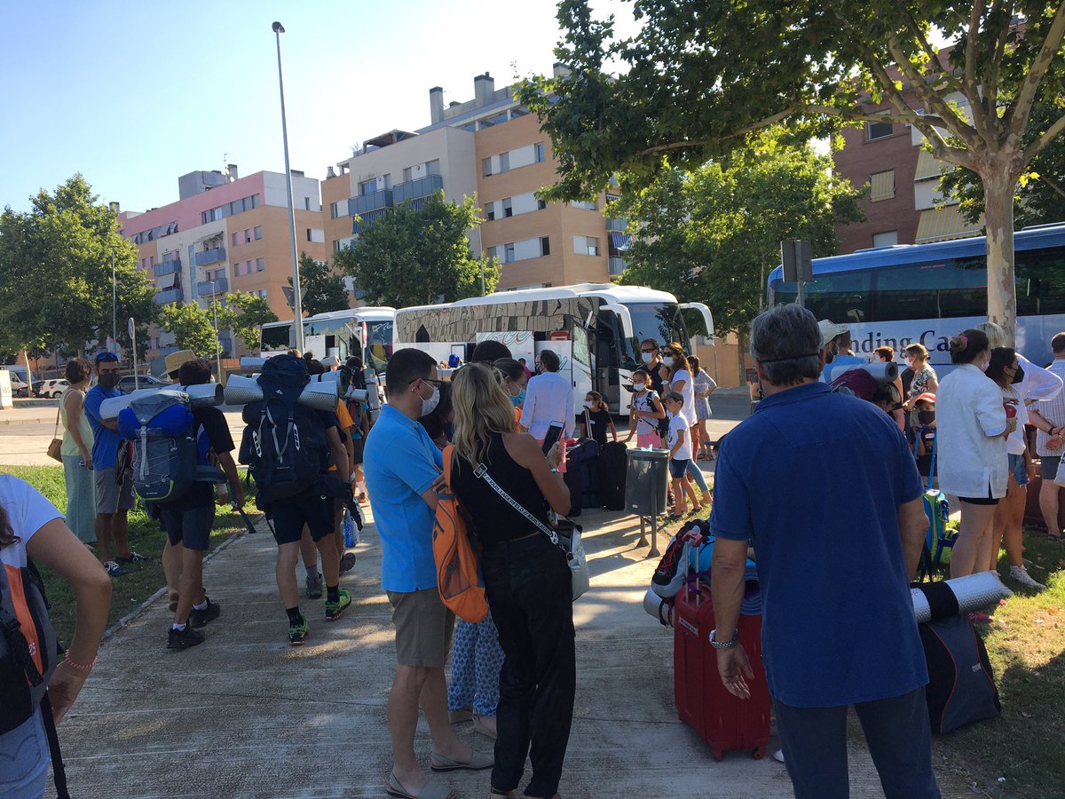 joseprull's tweet photo. El comiat dels fills quan marxen a colònies és un dels moments més extraordinaris. Excitació. Nervis. Joia. L’educació en el lleure, un dels grans patrimonis que té aquest país! https://t.co/Z9iA0Dlu8L