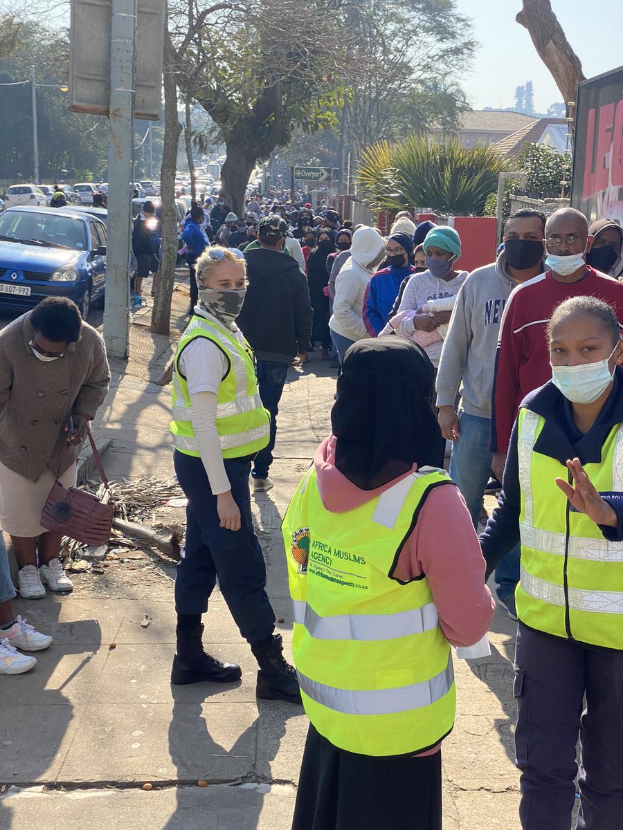 Hamaalin's tweet image. The queue is 2km long and all they are waiting these people are formula milk and nappies for their babies!!
#PrayForSouthAfrica #HelpSA #RebuildSouthAfrica #EmpowerSA