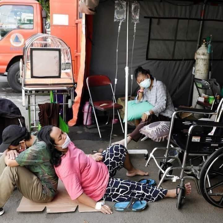 hninuphyu's tweet photo. Plz help us , we myanmar ppl need oxygen and medical assistant. Don't ignore us .
#WhatsHappeningInMyanmar 
#MyanmarNeeds02 
#covid19myanmar https://t.co/5V1XpITYA0