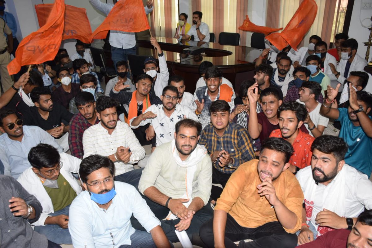 MeDeVisionOrg's tweet photo. कल मैडिविजन एबीवीपी द्वारा 4 घंटे तक मध्य प्रदेश मेडिकल यूनिवर्सिटी के कुलपति को कमरे में बंद कर घेराव किया एवं 17 जून को दिए गए विद्यार्थियों की समस्याओं के ज्ञापन पर बहस कर अक्षम कुलपति से इस्तीफा मांगाl 
#Save_MPMSU 
@medicaldialogs @VishvasSarang https://t.co/WZYen9LPDn