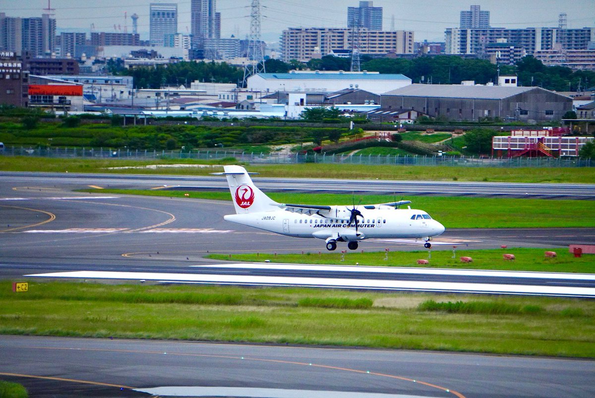 yu69_JAL767's tweet photo. 日本エアーコミューター、ちっこっ😊
ちょー可愛いATRさん。
#JAL #JAC #JA09JC #伊丹空港 https://t.co/rlt52oZctW