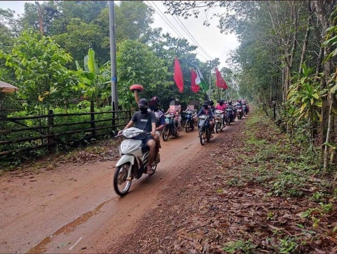 KSWin26's tweet photo. Motorcycle strike against military dictatorship by residents from SitPye Village, LaungLone Tsp. JUNTA USES COVID AS WEAPONS #WhatsHappeningInMyanmar #July17Coup https://t.co/hlJohrjj1k