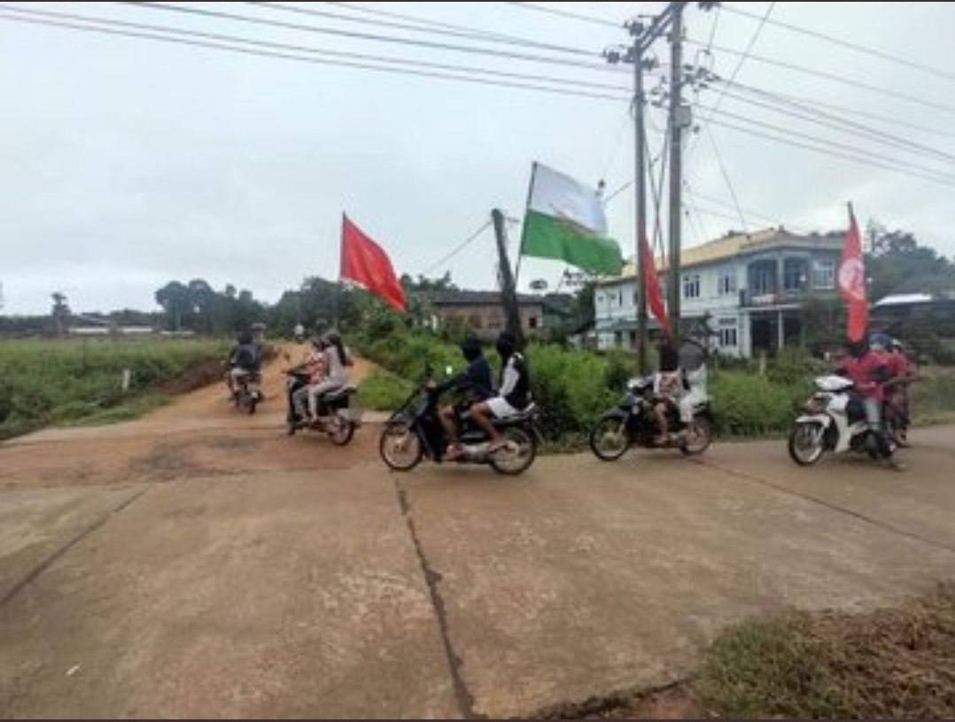 KSWin26's tweet photo. Motorcycle strike against military dictatorship by residents from SitPye Village, LaungLone Tsp. JUNTA USES COVID AS WEAPONS #WhatsHappeningInMyanmar #July17Coup https://t.co/hlJohrjj1k