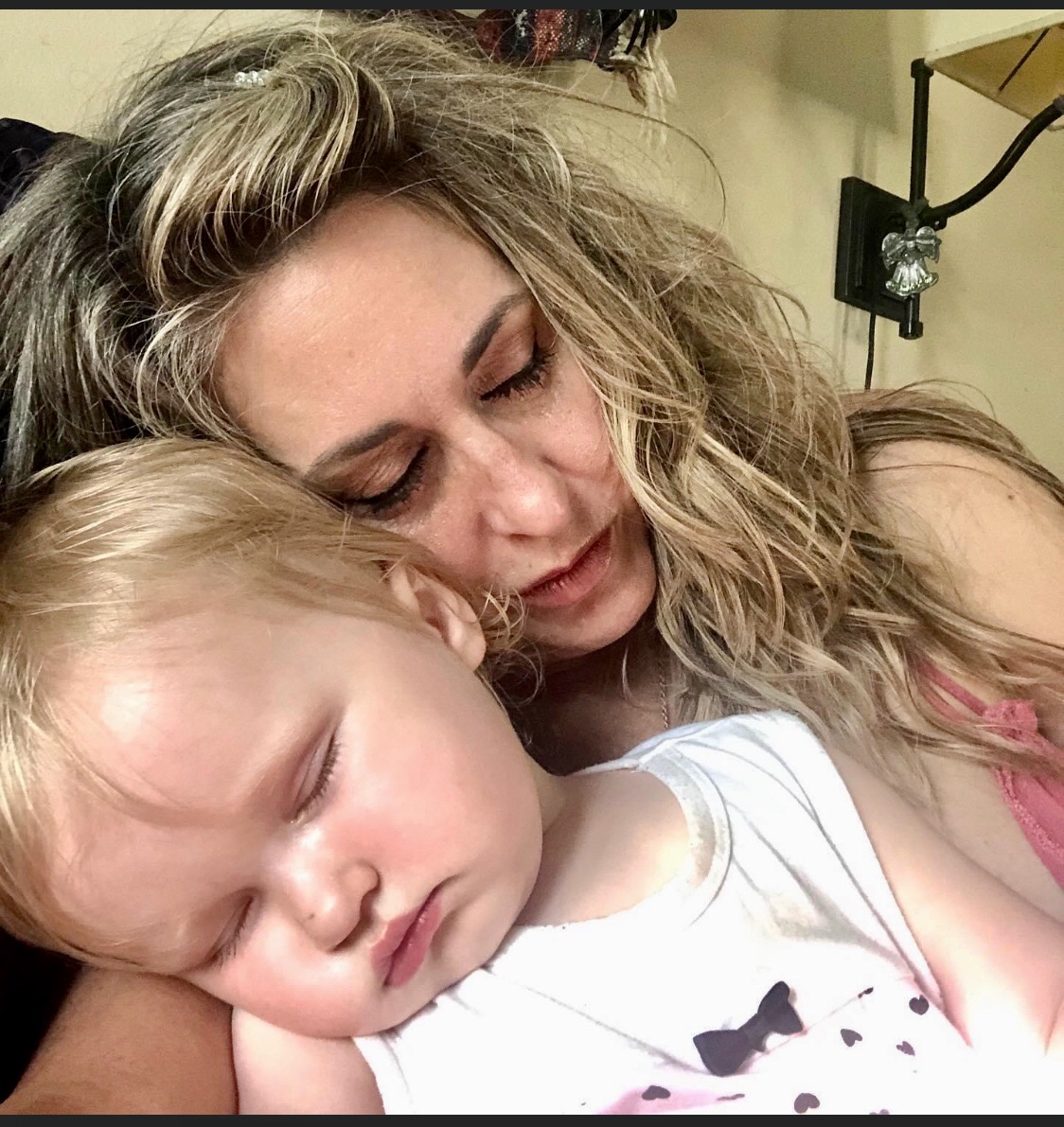 nikkisobchack's tweet photo. Laid with her excited for her first nap in months and all I’d accomplish while she slept..maybe next time. #lol #naptime #epicfail Photo credit to my Hubby who wondered why I never came back down. https://t.co/oNwHpcoHo6 https://t.co/3lBA4rwVXq