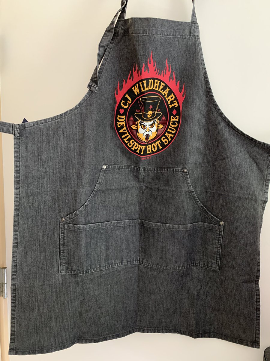 yugo1008's tweet photo. CJ Wildheartのホットソースが届いた!エプロンも!これでますます料理作りに励むことができそう!
#devilspit #cjwildheart #devilspithotsauce https://t.co/I0D72rQaeH