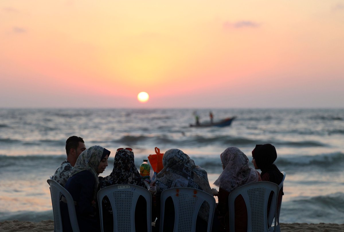 trtworld's tweet image. In pictures: Palestinians in Gaza cool off from the hot summer days at the beach. It's become the one place where residents feel free 🌞🌴🌊