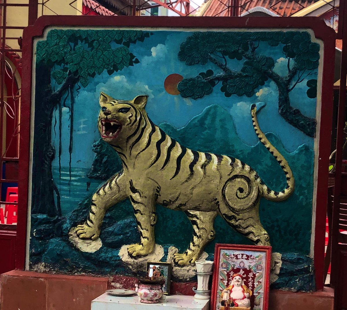 vietnamhottakes's tweet photo. Fearsome Tiggers. Beware! #hcmc #pagodas #virtnam https://t.co/5kfd82uTA0