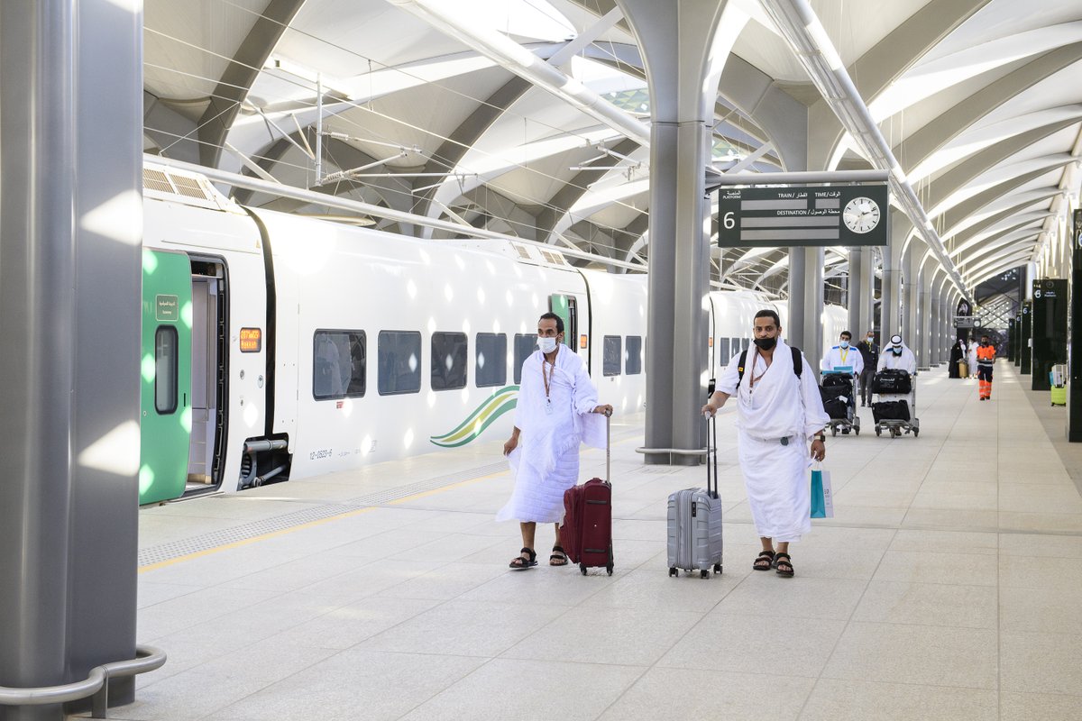 SARSaudiRailway's tweet photo. ميممين وجوههم ومتجهين بأفئدتهم نحو بيت الله العتيق،  تنطلق اليوم أولى رحلات #قطار_الحرمين_السريع لموسم #حج_1442 من المدينة المنورة إلى مكة المكرمة لتنقل حجاج بيت الله #بسلام_آمنين.
#قرّب_للقُربات https://t.co/AjNEJX3LJG