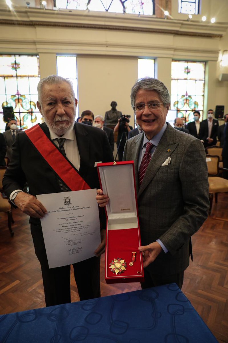 lahistoriaec's tweet image. Todo honor. El subdirector del diario Expreso y ex candidato a la Presidencia, Francisco Huerta Montalvo, recibió en Guayaquil la Condecoración de la Orden Nacional San Lorenzo en el grado de Gran Cruz, por parte del presidente @LassoGuillermo.