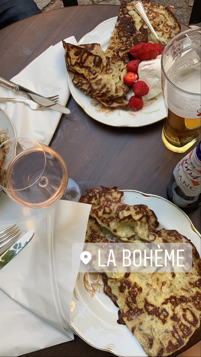 Helle, ihana sisäpihan terassi, viiniä ja lettuja, ehdoton suositus La Bohémelle Senaatintorin kulmilla! 👌🏻Vain keskiluokkajuttuja lainatakseni ihan kuin ulkomailla olisi!😄 #Helsinki #kesä #ravintolavinkki