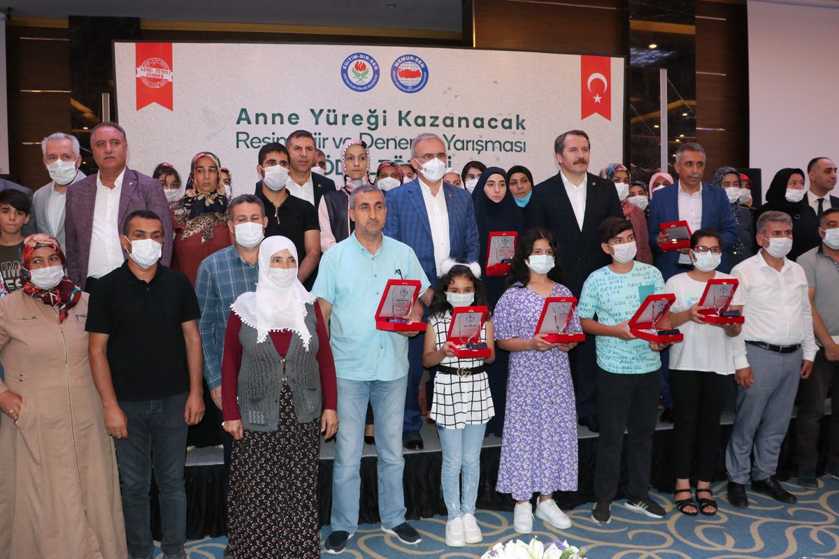 _aliyalcin_'s tweet photo. ANNE YÜREĞİ KAZANACAK!

22 Ağustos 2019’da “Ciğerim için buradayım. Ya oğlumu dağdan indirirsiniz ya da dünyayı başınıza yıkarım” diyerek ayağa kalkan Hacire Ana’nın açtığı çığır,#PKK tarafından evladı dağa kaçırılan aileler için umut olmaya devam ediyor.
#AnneYüreğiKazanacak https://t.co/tGftg1YvRy
