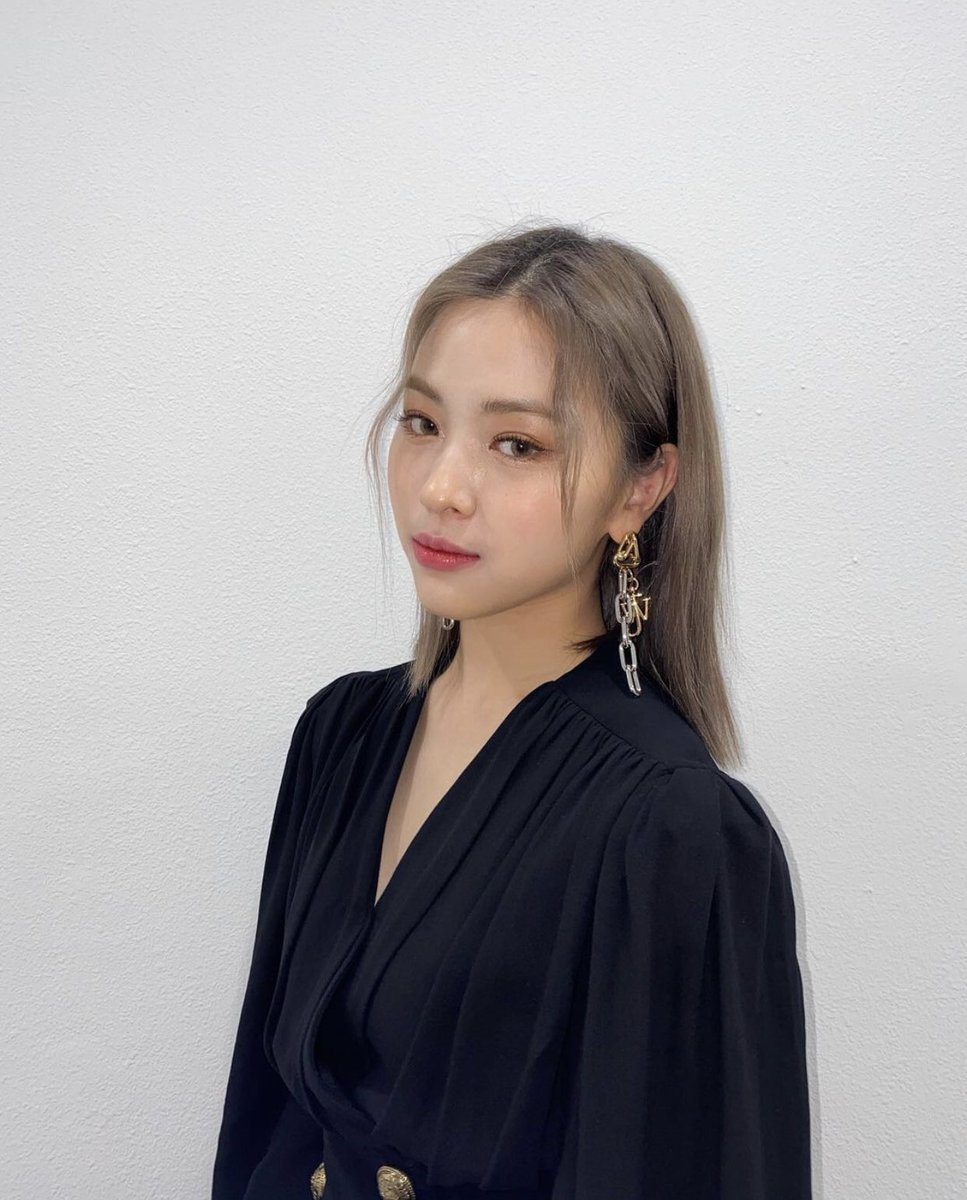 OFC_ITZLE's tweet photo. ⠀
⠀
⠀⠀⠀⠀⠀       SIRIUS GLITZ : DAY 1
⠀⠀⠀⠀⠀           #DazzleOfSirius 
⠀⠀⠀ ★★ ──────────── ★★
⠀⠀⠀⠀⠀             ITZLE HELENE
⠀⠀⠀⠀⠀     RED CARPET SESSION
⠀
⠀ https://t.co/S5aL1LrrWA