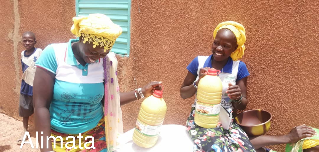 LaurentSaugy's tweet photo. 1/2 « A partir de ce soir, ce sera la fête à la maison » Alimata Belem déplacée à #Titao au #BurkinaFaso, laisse ainsi éclater sa joie après avoir reçu des vivres du @CICR_Afrique. Ma famille ne dormira pas avec la faim pendant 2 mois, renchérit-elle.
@Croixrougebf https://t.co/8AF1nQdoOj