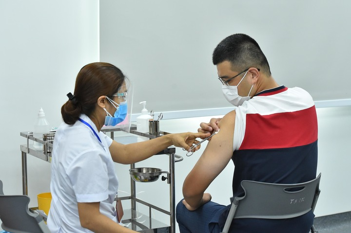 XinhuaUrdu's tweet image. ویتنام میں چینی شہریوں نے سائنوفارم نوول کروناوائرس ویکسین کی پہلی خوراکیں لگوالیں #SpringSprout xhtxs.cn/hHT