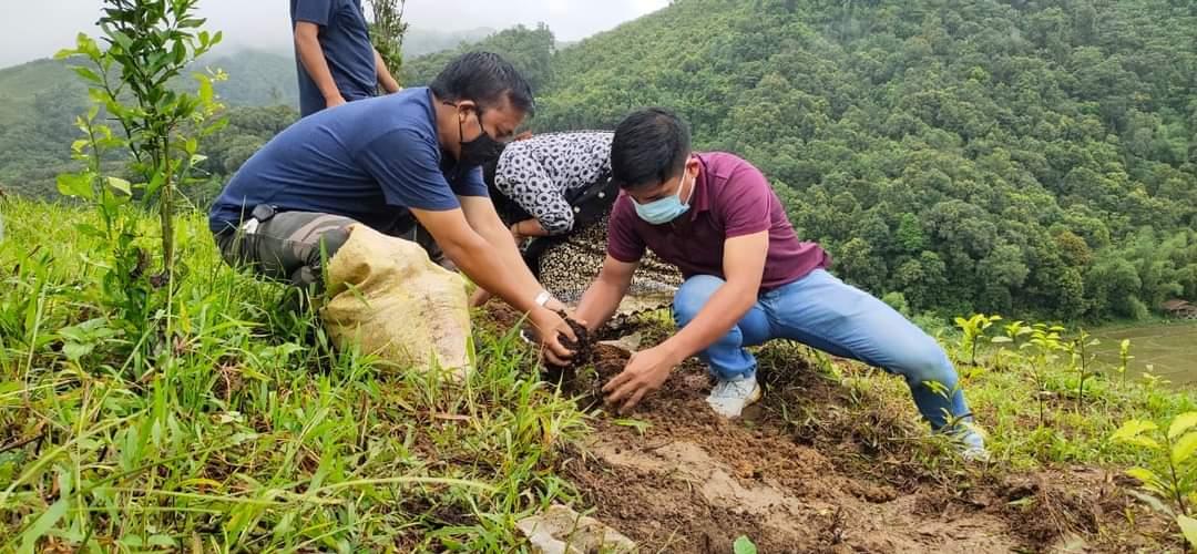 BasarGokar's tweet photo. Participated in tea plantation programme at Togo-Yago tea estate, to encourage young entrepreneurs and to make Aatmanirbar. The tea garden own by Daggam Riba, is spread in 15000sqm, which will be expanded to more areas, such attempts will encourage the rural economy of the region https://t.co/TUVSADJCMw