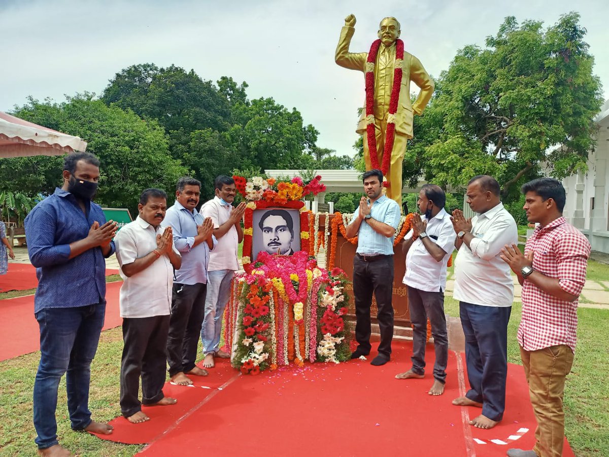 shivaveni11's tweet photo. தியாகிகள் தினத்தை முன்னிட்டுகிண்டி காந்தி நினைவுமண்டபத்திற்கு அருகில் இருக்கும் தியாகிகள் செண்பகராமன்,சங்கரலிங்கனார், பாஷ்யம் சிலைகளுக்கு பெ. ம.க மாநில இளைஞரணி அமைப்பாளர் பிரவீன்குமார் மாலைஅணிவித்தரர்.தலைமைநிலைய செயலாளர் சிவகுமார், செய்திதொடர்பாளர் ஜி.சந்தானம் மற்றும்பலர் உள்ளனர் https://t.co/i5jOYdiop6